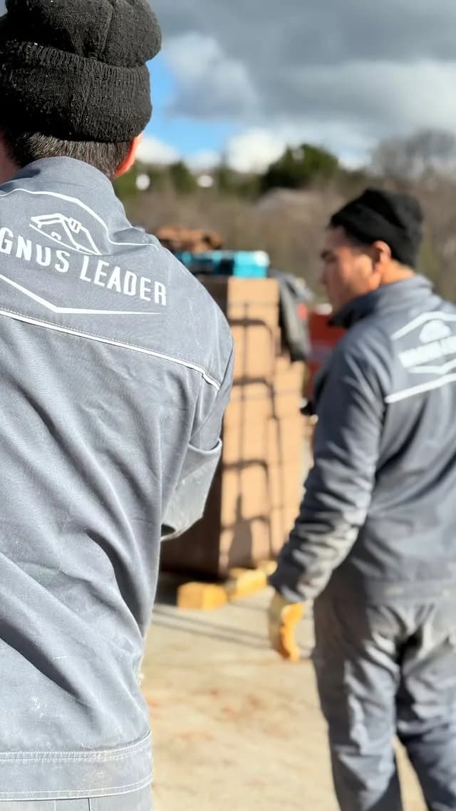 Magnus Leader tim na gradilištu u uniformi
