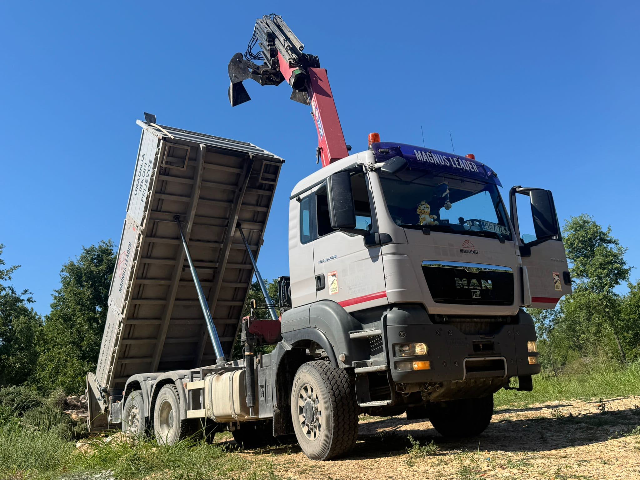 Magnus Leader team moving building materials with a pallet forklift