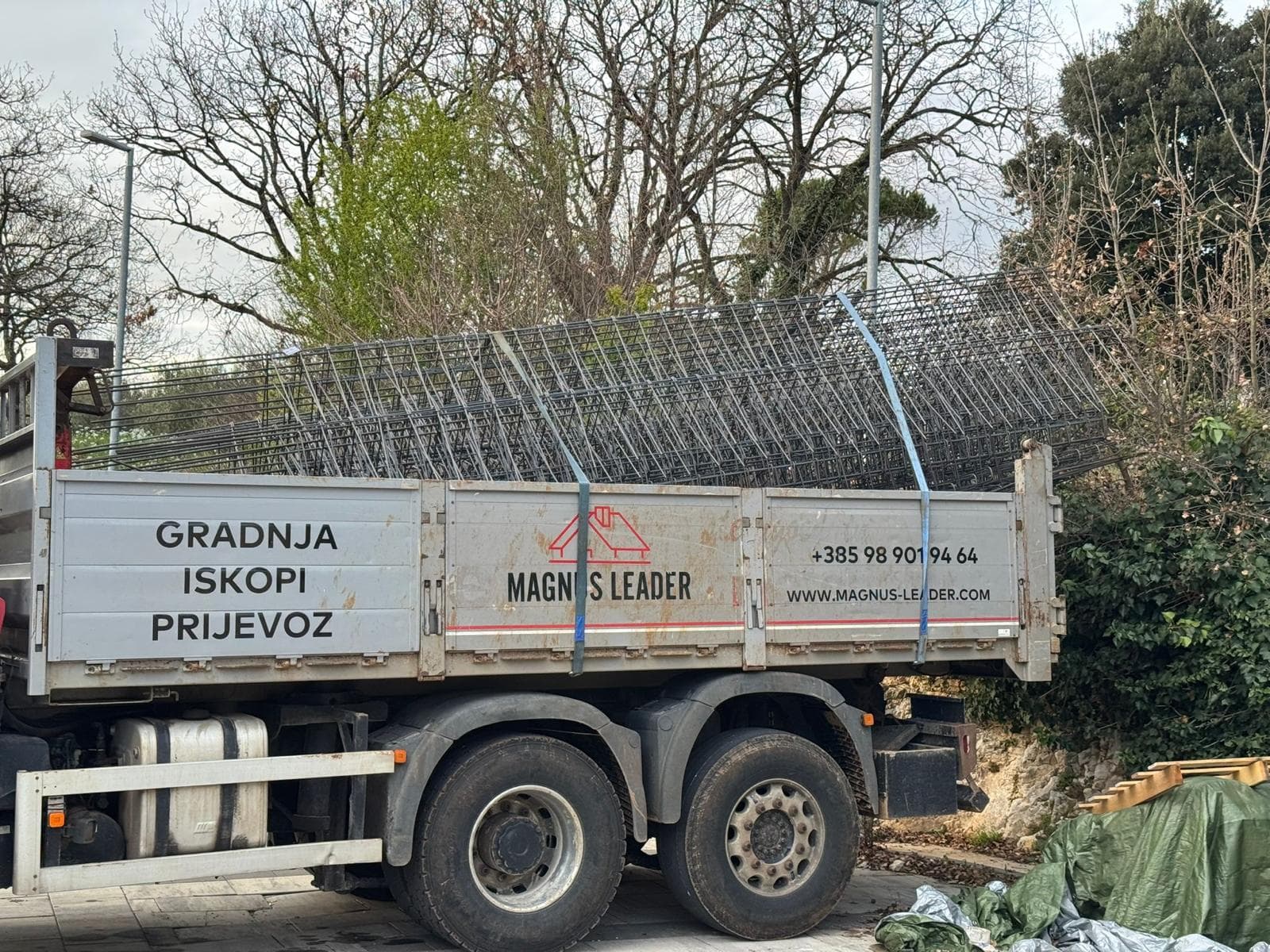 Crane truck — transport and load handling