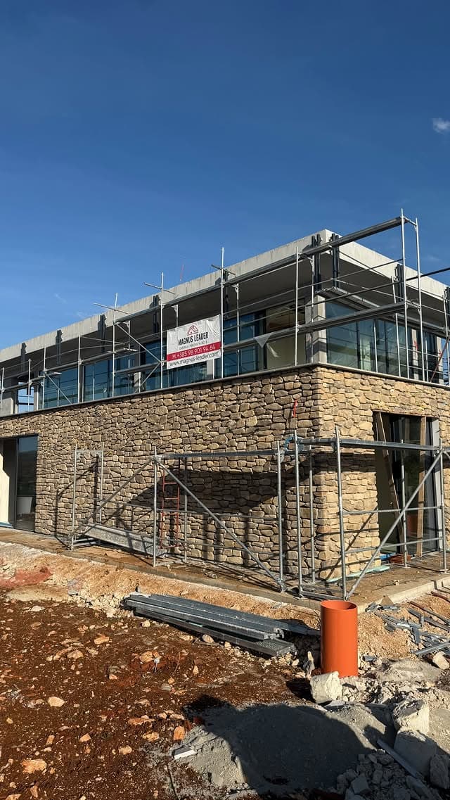 Cantiere Magnus Leader — banner aziendale sull'edificio